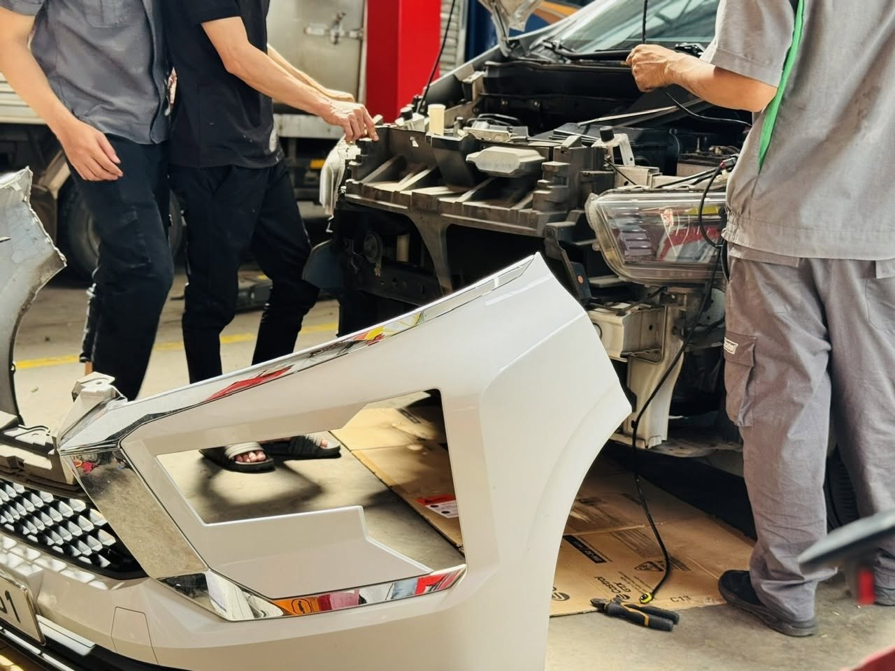 Tháo cản trước Mitsubishi Xpander để lắp bi gầm