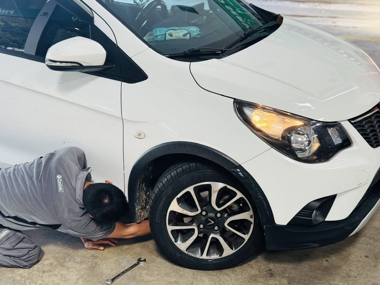 Kỹ thuật viên tháo lắp bánh xe VinFast Fadil