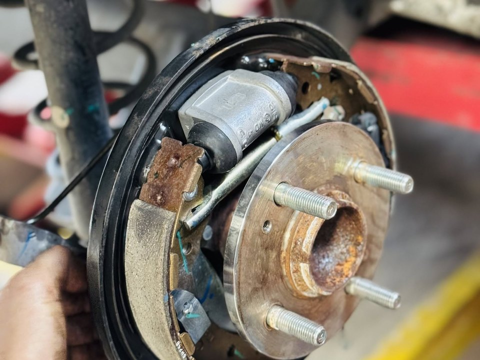 Heo phanh sau Mando mới sau khi thay, cụm phanh tang trống đã vệ sinh