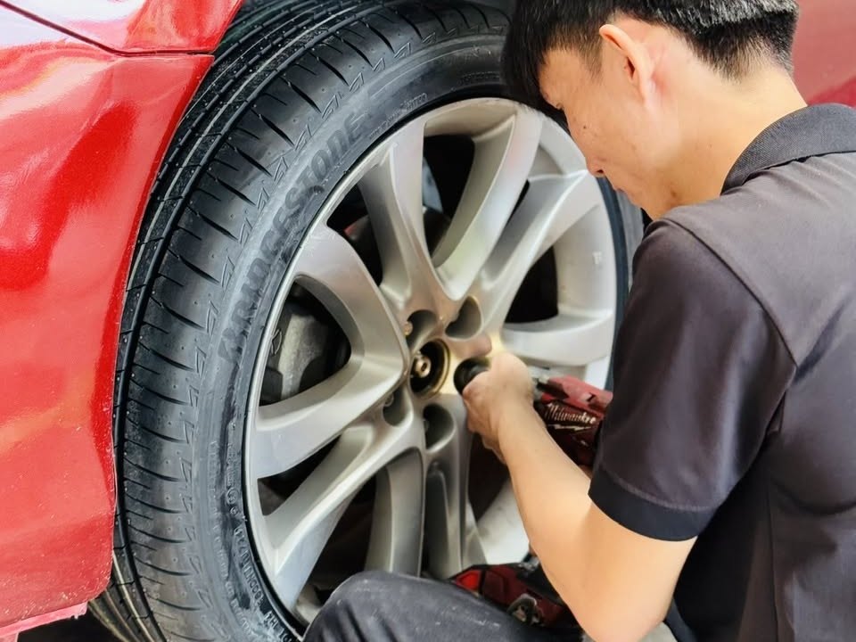 Kỹ thuật viên lắp bánh xe Mazda 6 dùng lốp Bridgestone Turanza T005A