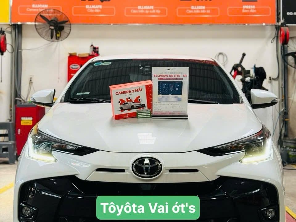 Toyota Vios trắng lắp camera 3 mắt Icar Elliview Y5 Premium tại xưởng
