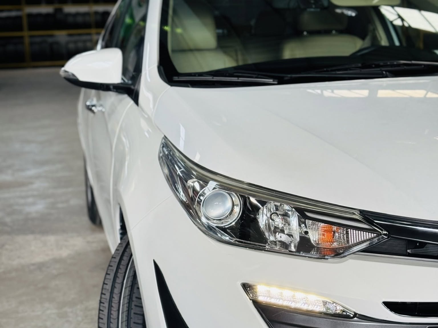 Toyota Vios trắng sau khi thay lốp tại Hải Minh Auto