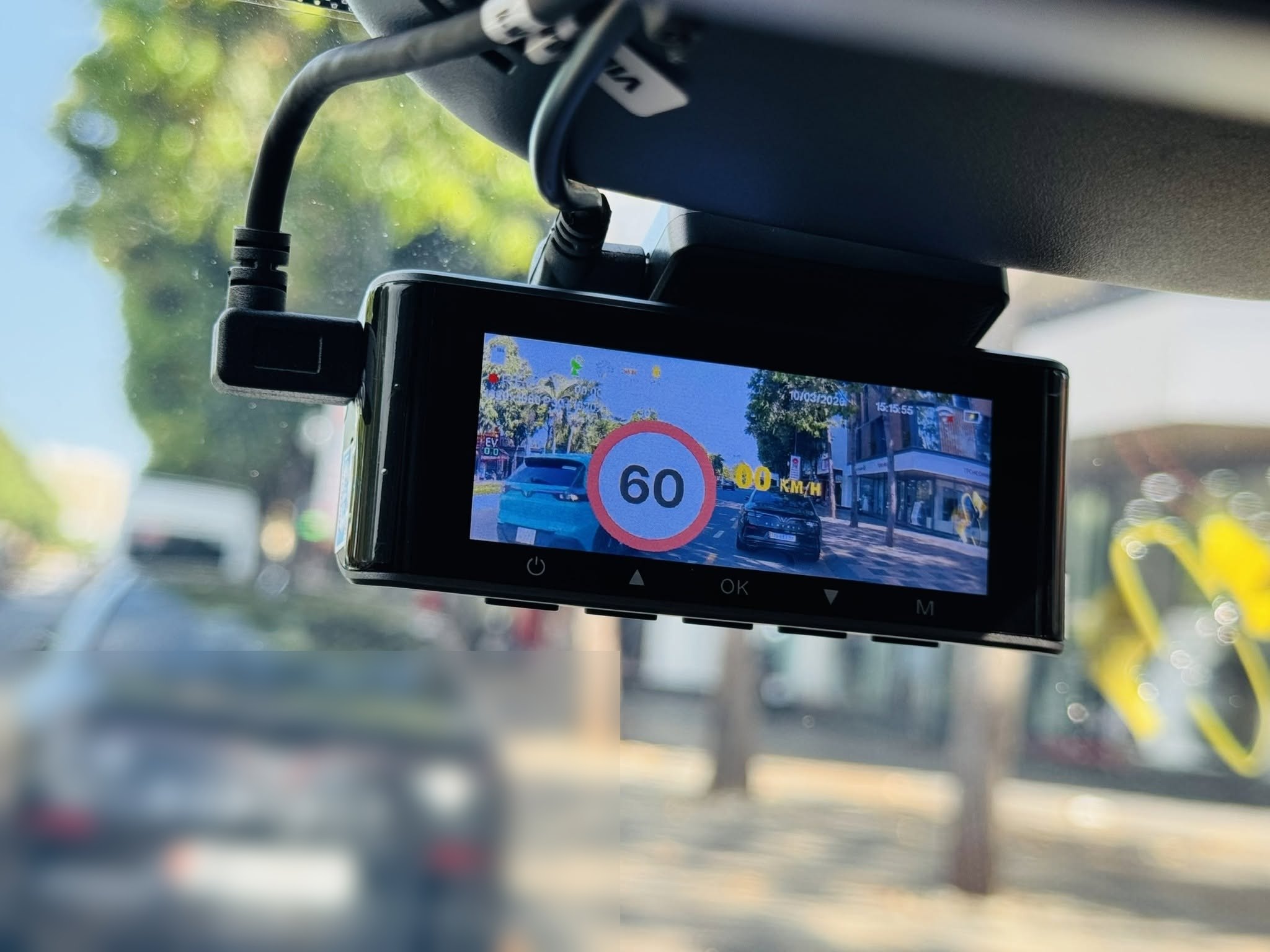 Camera hành trình Vietmap M1 hiển thị tốc độ giới hạn 60 km/h trên màn hình