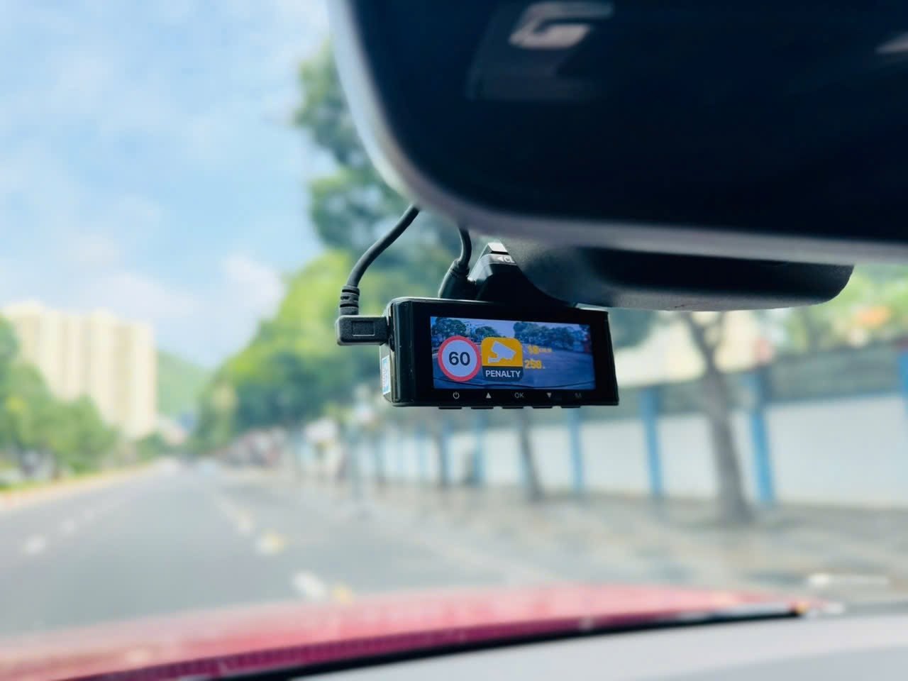 Camera Vietmap M1 gắn sau gương chiếu hậu, không che tầm nhìn