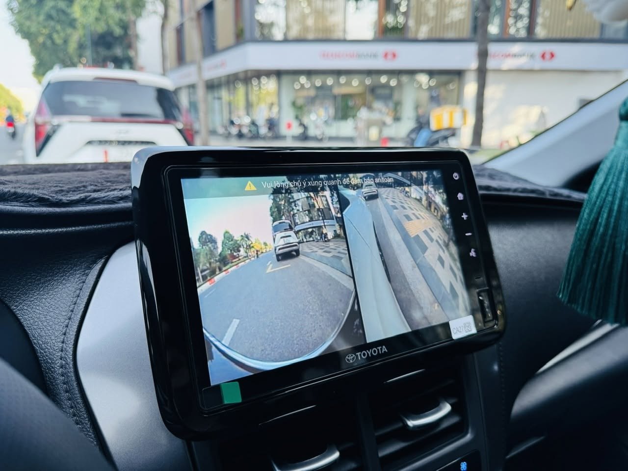 Màn zin Toyota Vios hiển thị góc trước và góc bên từ camera 3 mắt Icar Elliview Y5 Premium